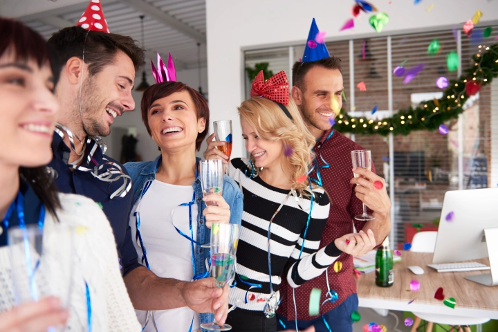 7 façons festives d&rsquo;organiser votre cocktail idéale au bureau