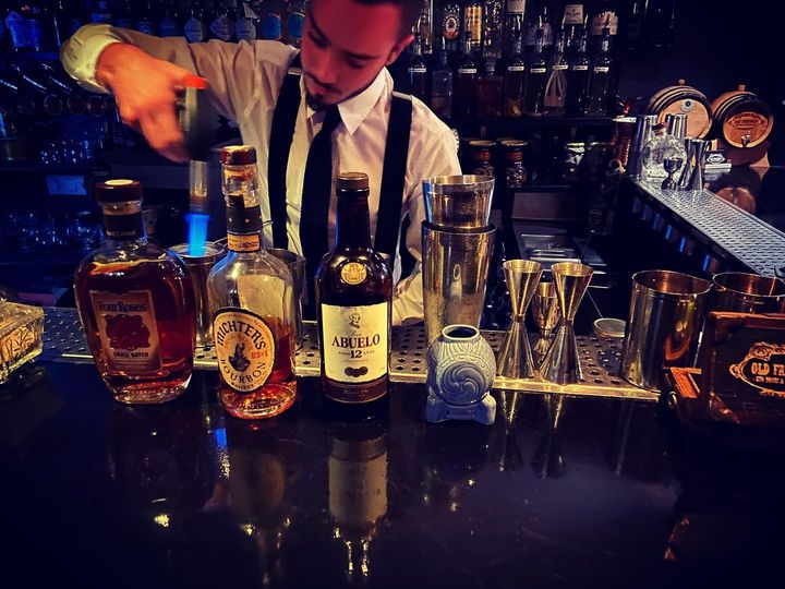 5 fois où il est tout à fait acceptable d&rsquo;aller au bar seul